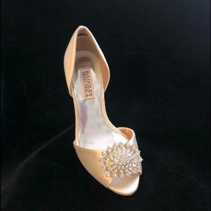 Badgley Mischka crystal open toe evening satin pump; sz 6